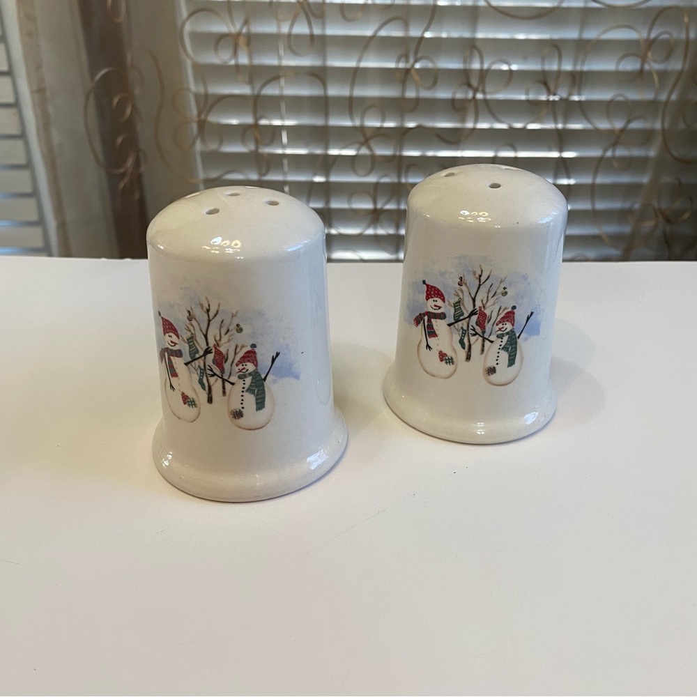 Royal Seasons Stoneware Snowman Christmas Salt and Pepper Set (Pair)